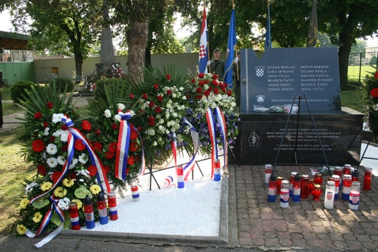 Slika PU_VS/12 redarstvenika/2014/spomen obiljezje.JPG